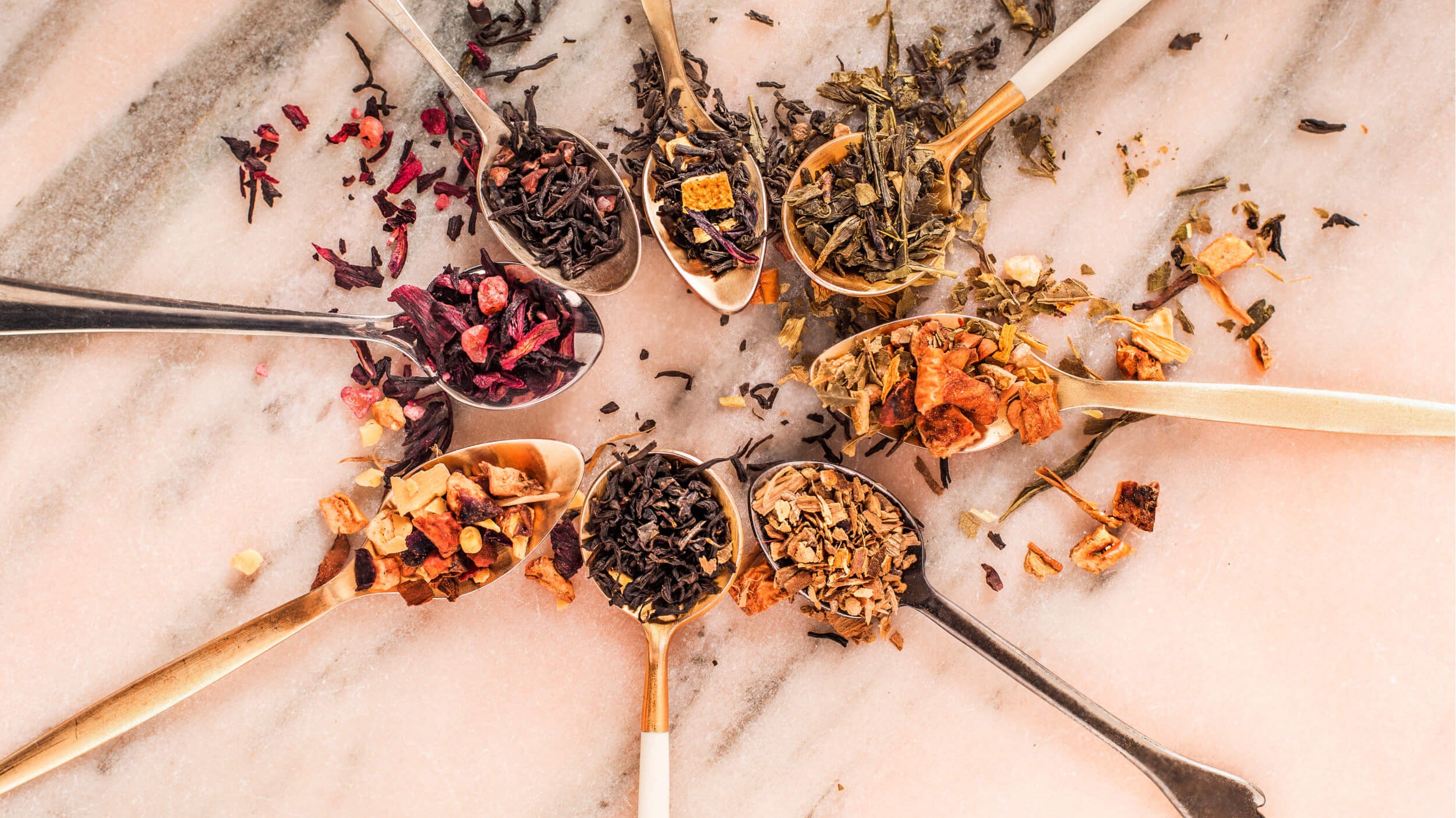 Herbaciane kolory, czyli rodzaje herbaty i sposoby jej parzenia