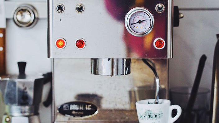 Dobry ekspres do dobrej kawy, czyli w czym parzyć kawę, aby podkreślić jej smak